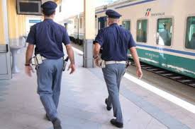 Roma: ragazzo americano si perde nella folla di Termini, la Polizia lo ritrova e lo riporta alla sua mamma
