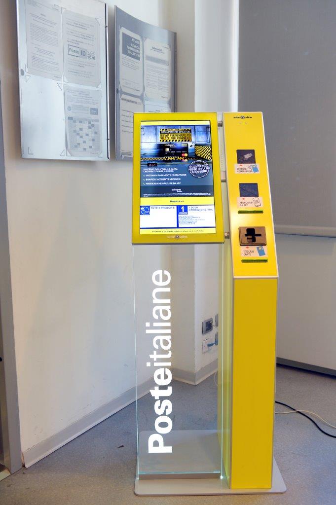 Civitavecchia, il turno allo sportello postale si prenota con whatsapp