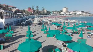 Misure anticovid, volontari  in spiaggia, al mercato rionale e in monopattino