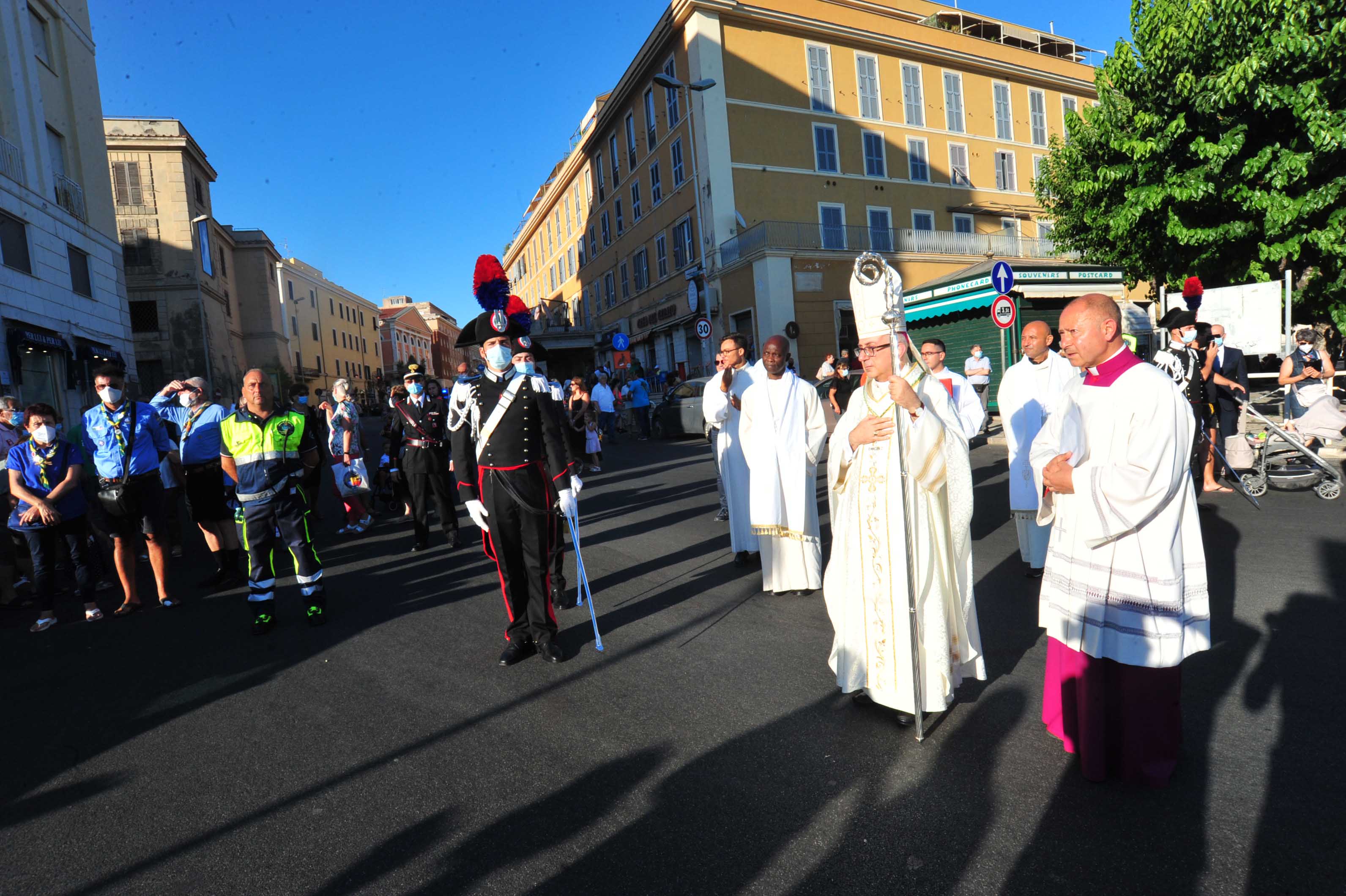 Il primo messaggio del Vescovo: «Una chiesa che rinuncia alla mondanità per ascoltare la sofferenza degli uomini»
