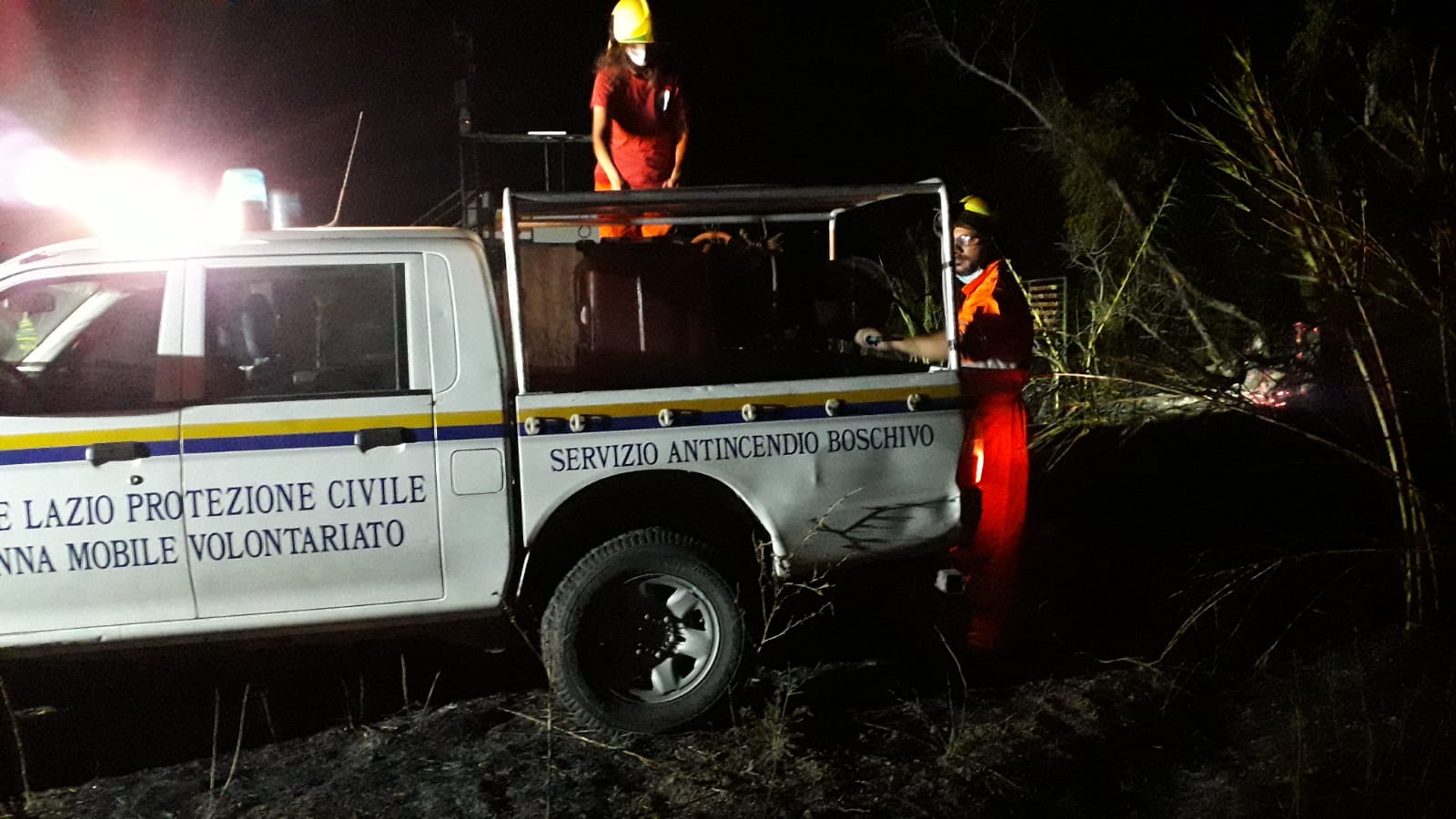 Incendio sulla Braccianese, in fiamme oltre quattro ettari di macchia mediterranea e sterpaglie