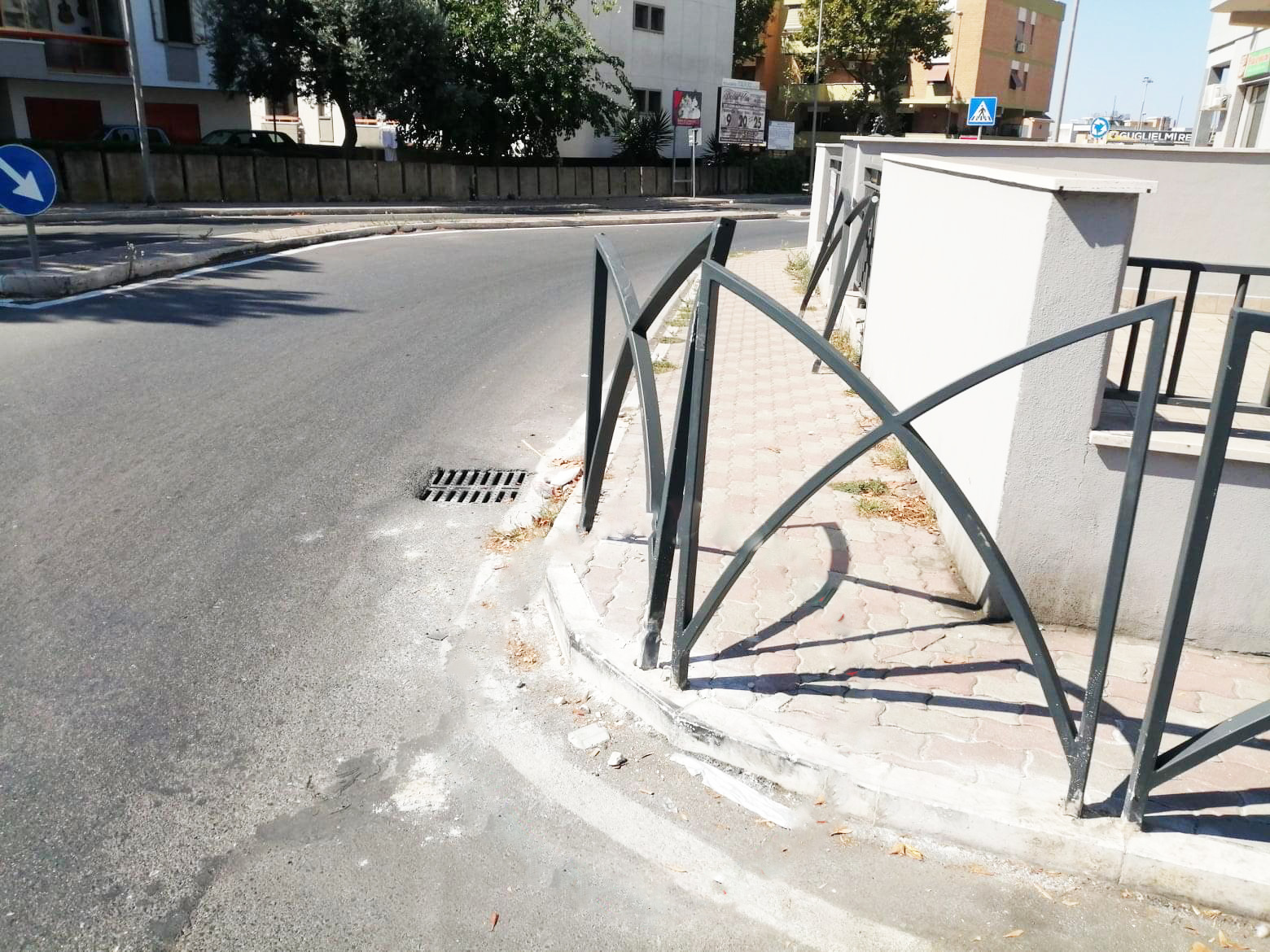 Danni alla rotatoria di via Morandi, verifiche in corso