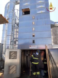 Civitavecchia, in fiamme silos falegnameria in zona industriale