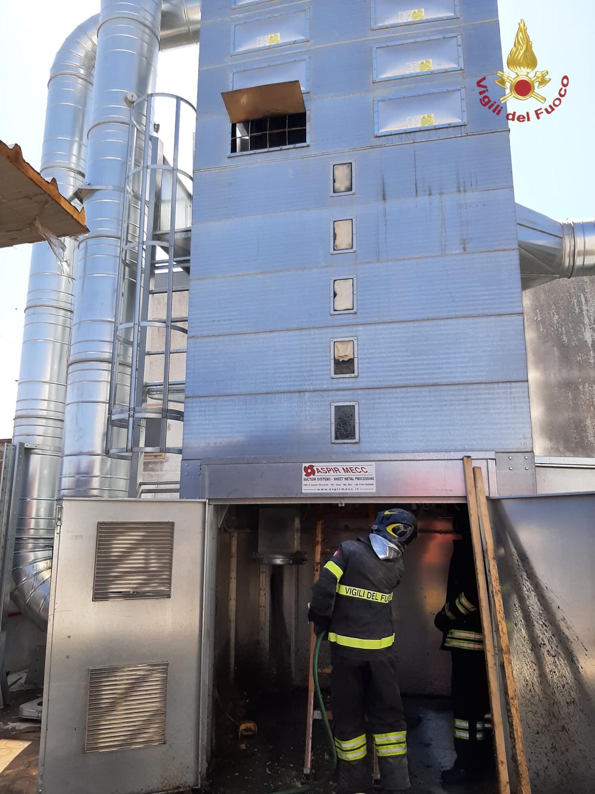 Civitavecchia, in fiamme silos falegnameria in zona industriale