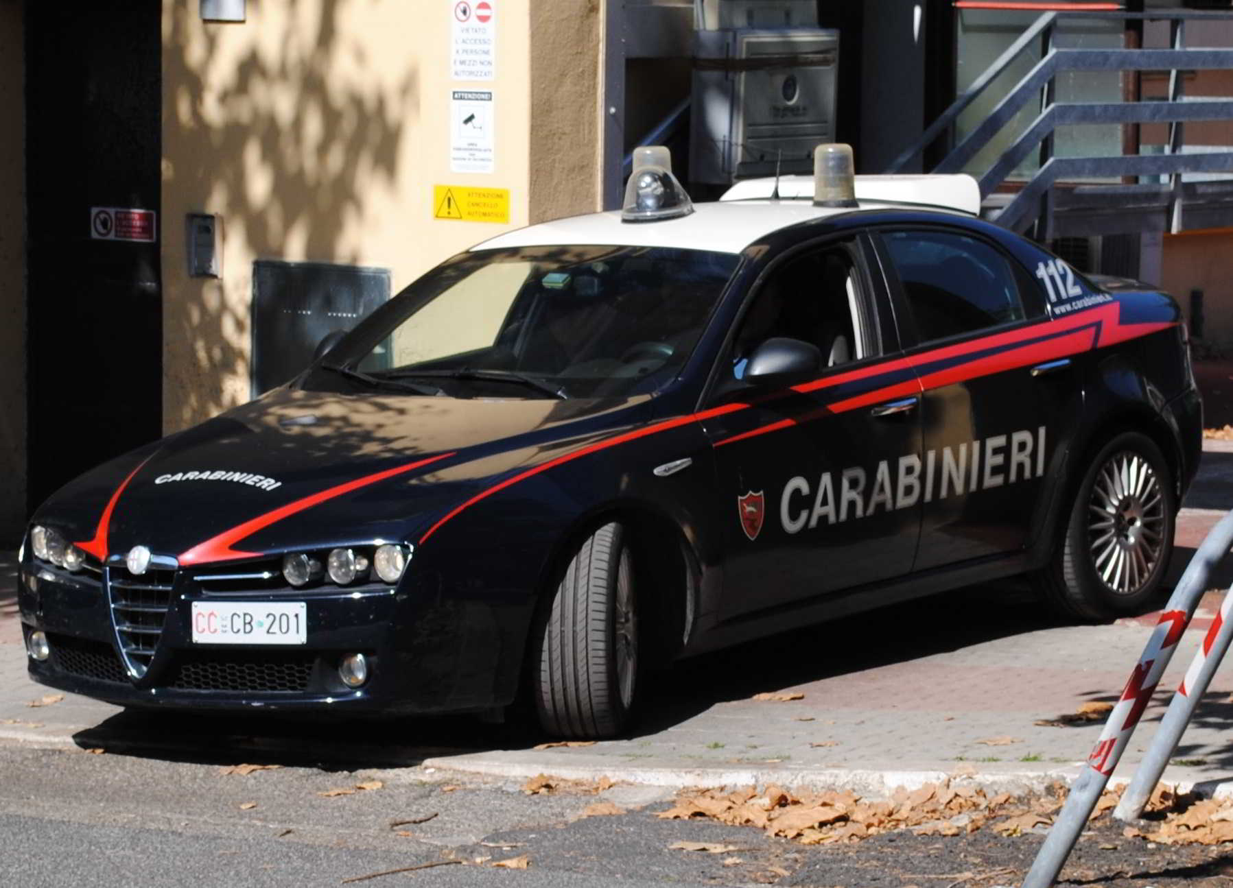 Nigeriano rapina un giovane e aggredisce i Carabinieri intervenuti: arrestato