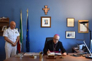 Monsignor Gianrico Ruzza in visita alla Capitaneria di porto di Civitavecchia