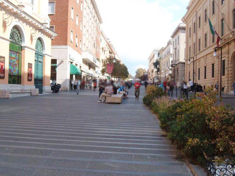 Saldi sotto le stelle fa il pieno, tanti civitavecchiesi in strada