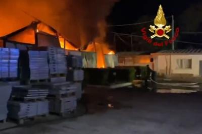 In fiamme deposito di pneumatici ad Ardea