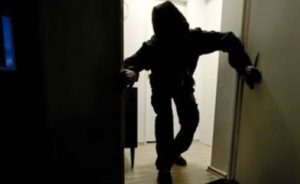 Furto in casa a Cervaro: ladri chiudono il proprietario in camera e rubano i preziosi