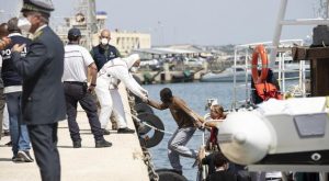 Migranti, la Geo Barents arrivata a Civitavecchia: scendono 43 naufraghi