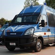 Covid, al centro accoglienza Rocca di Papa poliziotti con camici, casco e scudo