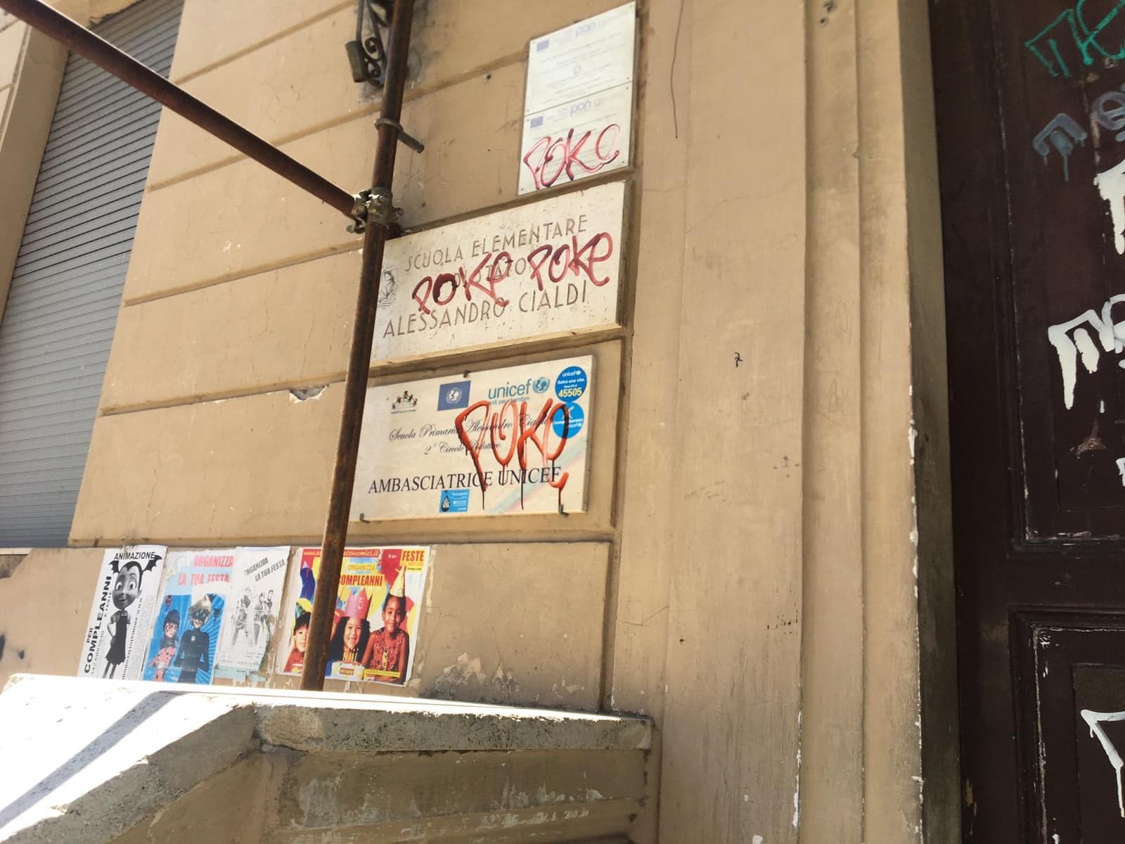 Vandalizzata targa “Scuola Ambasciatrice Unicef” al plesso “A. Cialdi”