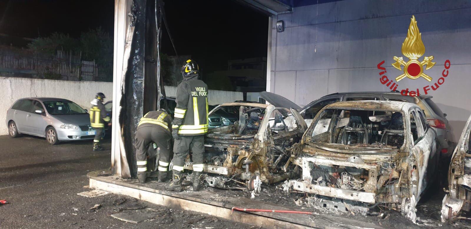 Quattro auto in fiamme da Mussoni