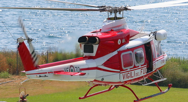 Si tuffano in mare per salvare due persone in pericolo: salvati dai Vigili del fuoco