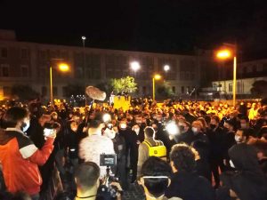 Oltre 200 tra cittadini e commercianti in piazza per dire no alle restrizioni