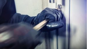 Sezze, furto in villetta: rubati soldi, gioielli e una fuciliera
