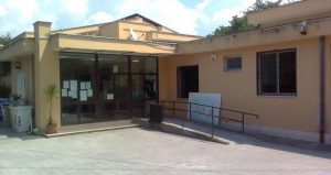 A scuola dopo un contatto con positivi,  i genitori non fanno entrare i figli in classe