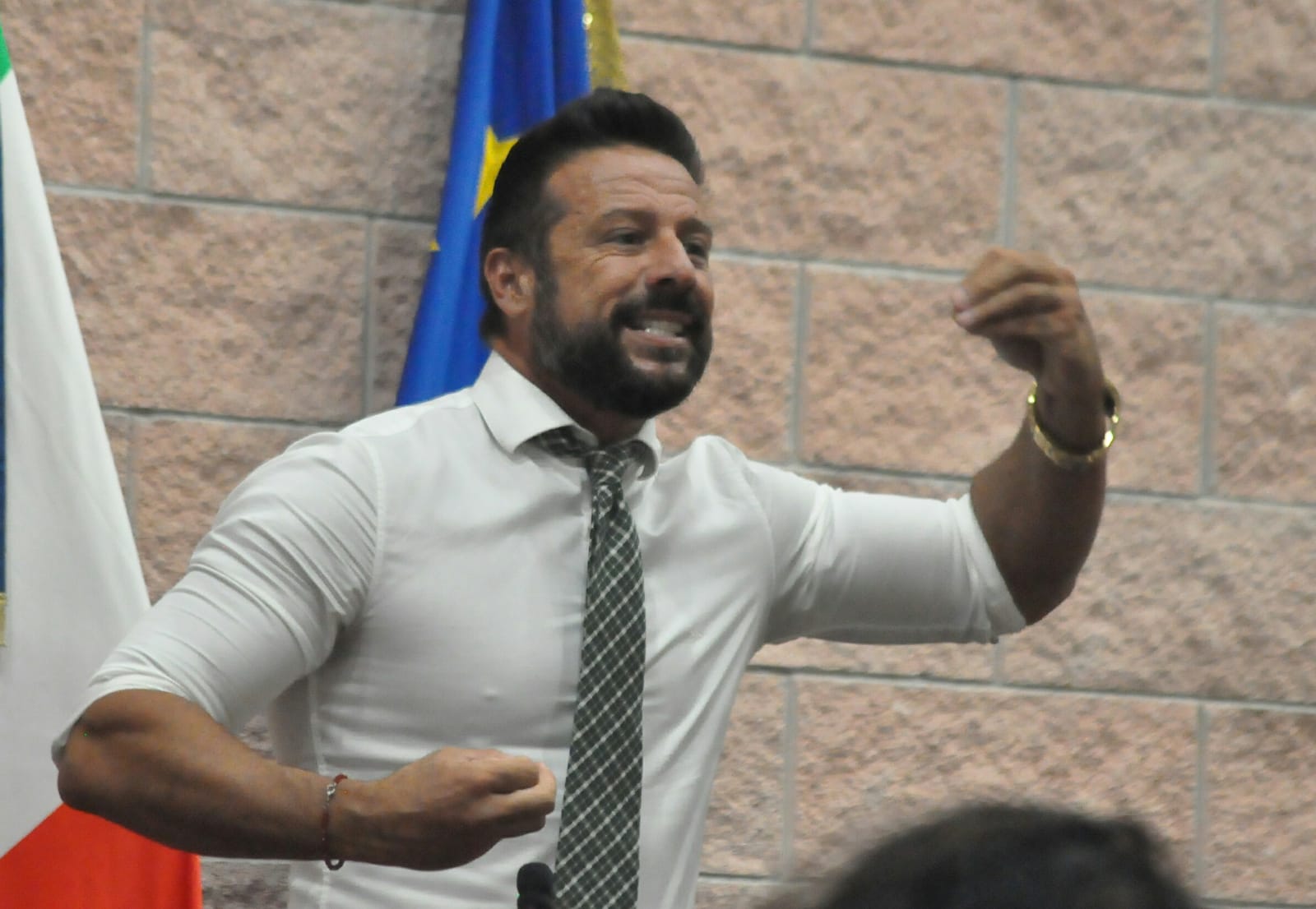 Idrico, pallottola schivata