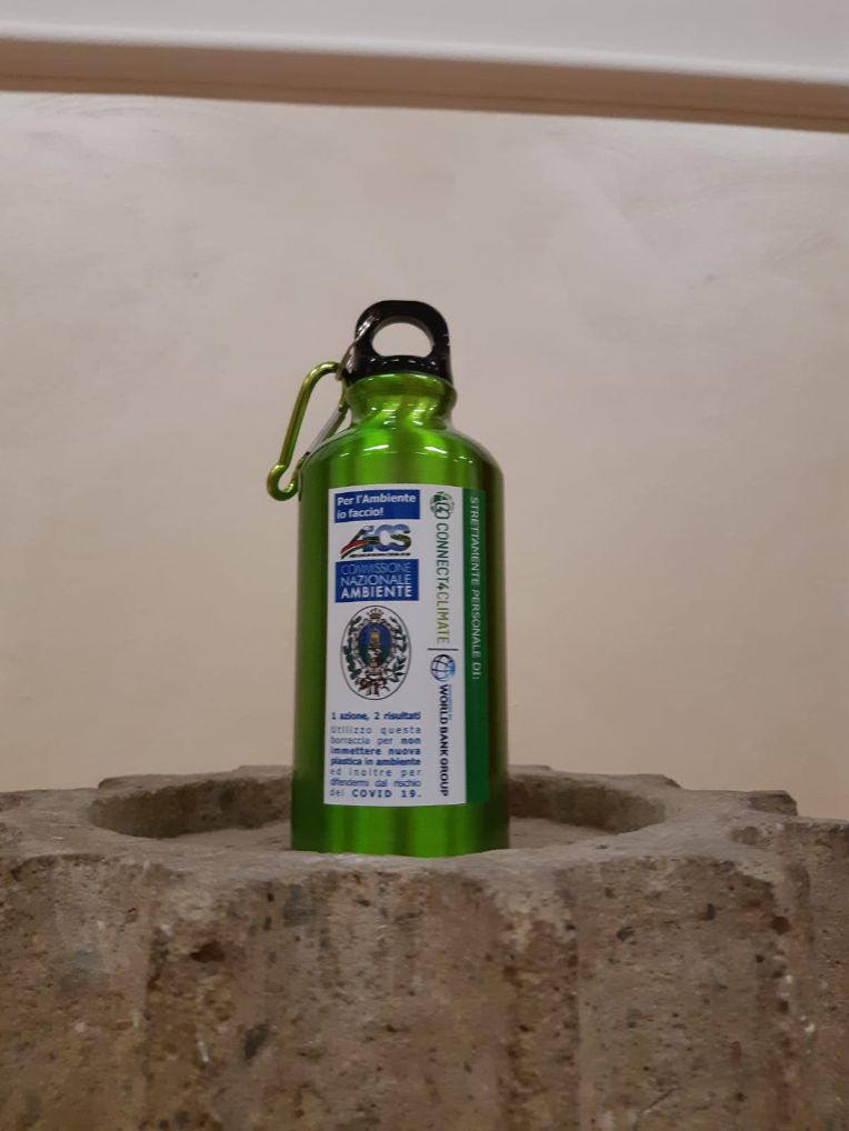 Scuola, oggi la consegna delle borracce