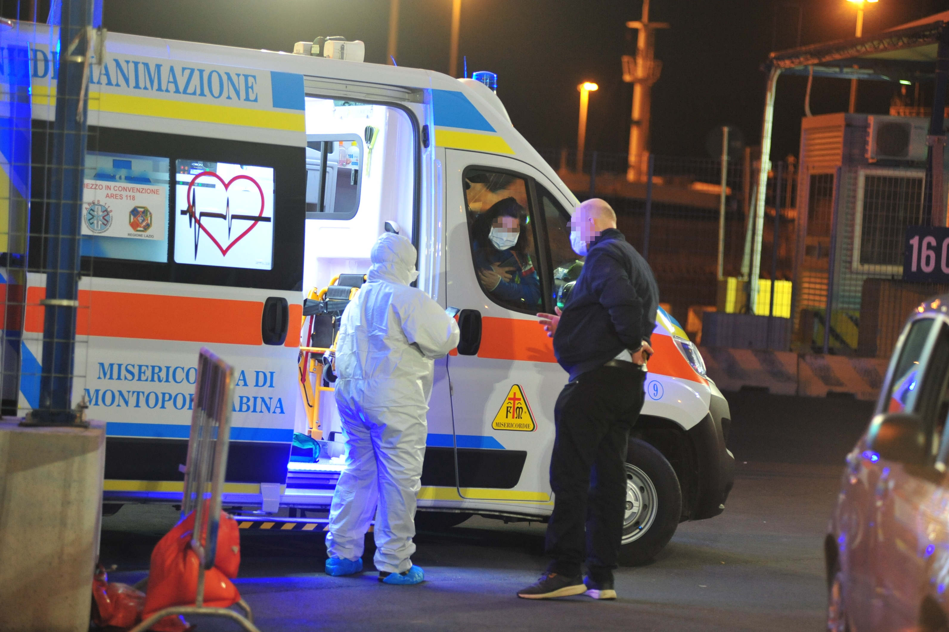 Nave per Tunisi ferma in porto, allarme per dieci marittimi sospetti positivi