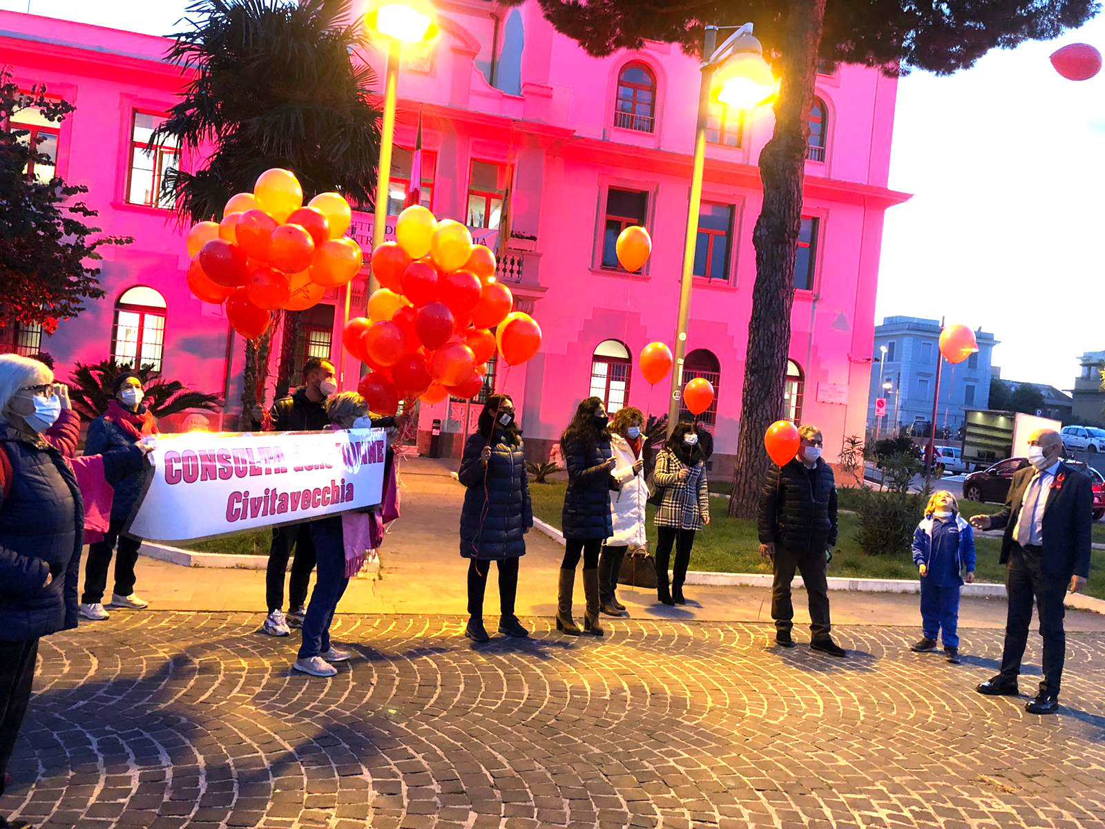 Il Pincio si tinge di rosa per dire no alla violenza sulle donne