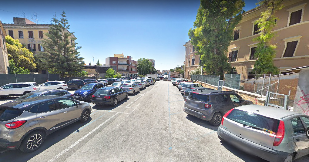 Buio pesto sulla trincea ferroviaria