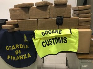 Droga nella bananiera: sequestrati 120 chilogrammi di coca