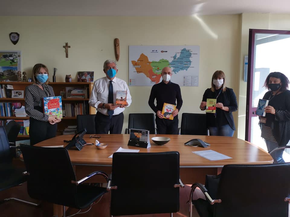 Ospedale San Paolo,  la libreria Giunti al punto  ha donato 300 libri