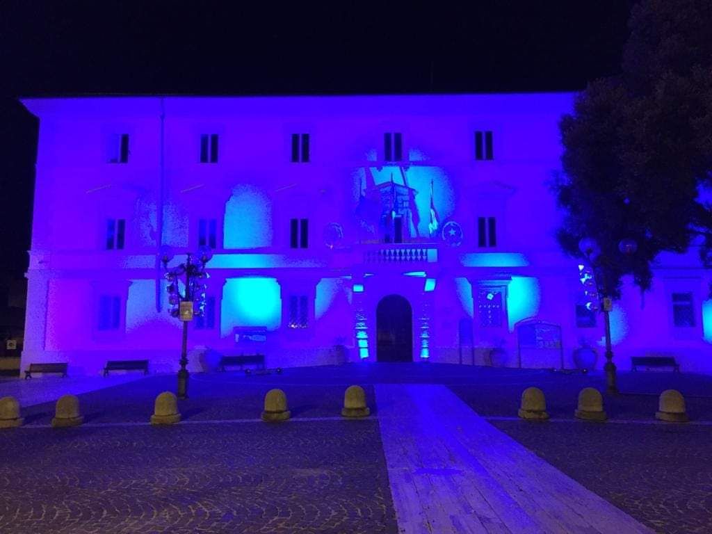 In collina palazzi comunali colorati di blu