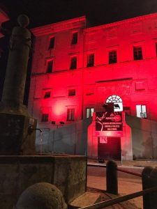 Palazzo comunale rosso contro la violenza sulle donne