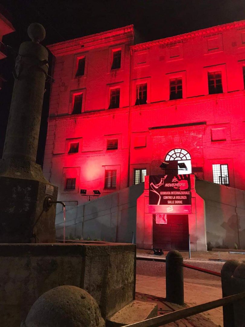 Palazzo comunale rosso contro la violenza sulle donne