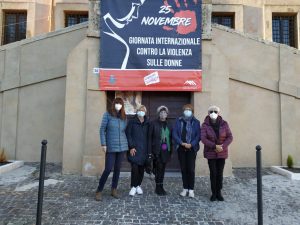 Giornata internazionale contro la violenza sulle donne: un grande striscione sul palazzo Camerale