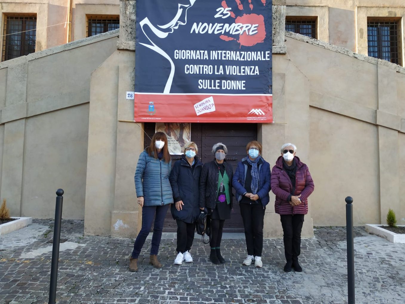 Giornata internazionale contro la violenza sulle donne: un grande striscione sul palazzo Camerale