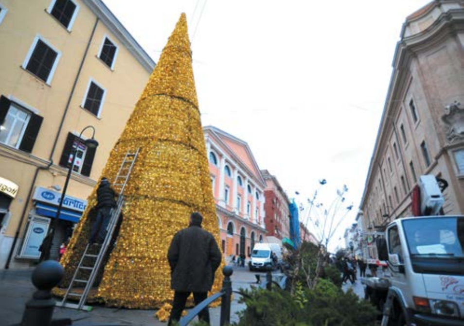 Corso Centocelle si illumina in vista delle festività: installato l’albero di Natale
