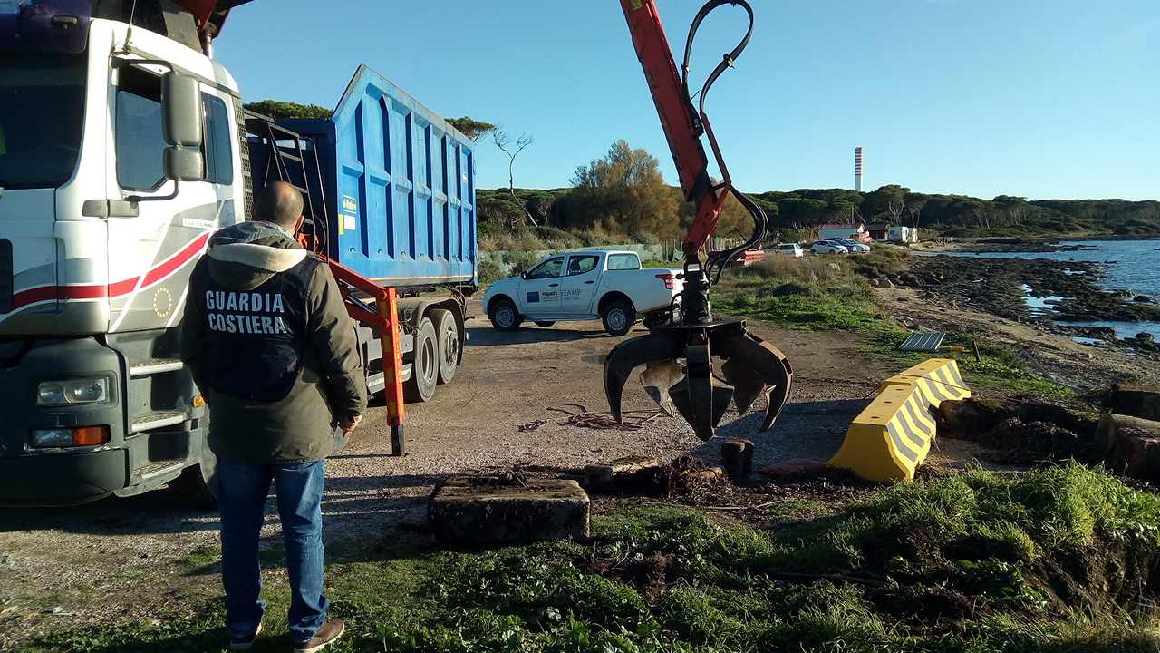 Frasca, rimossi gli ormeggi abusivi da Guardia costiera e Vigili del fuoco