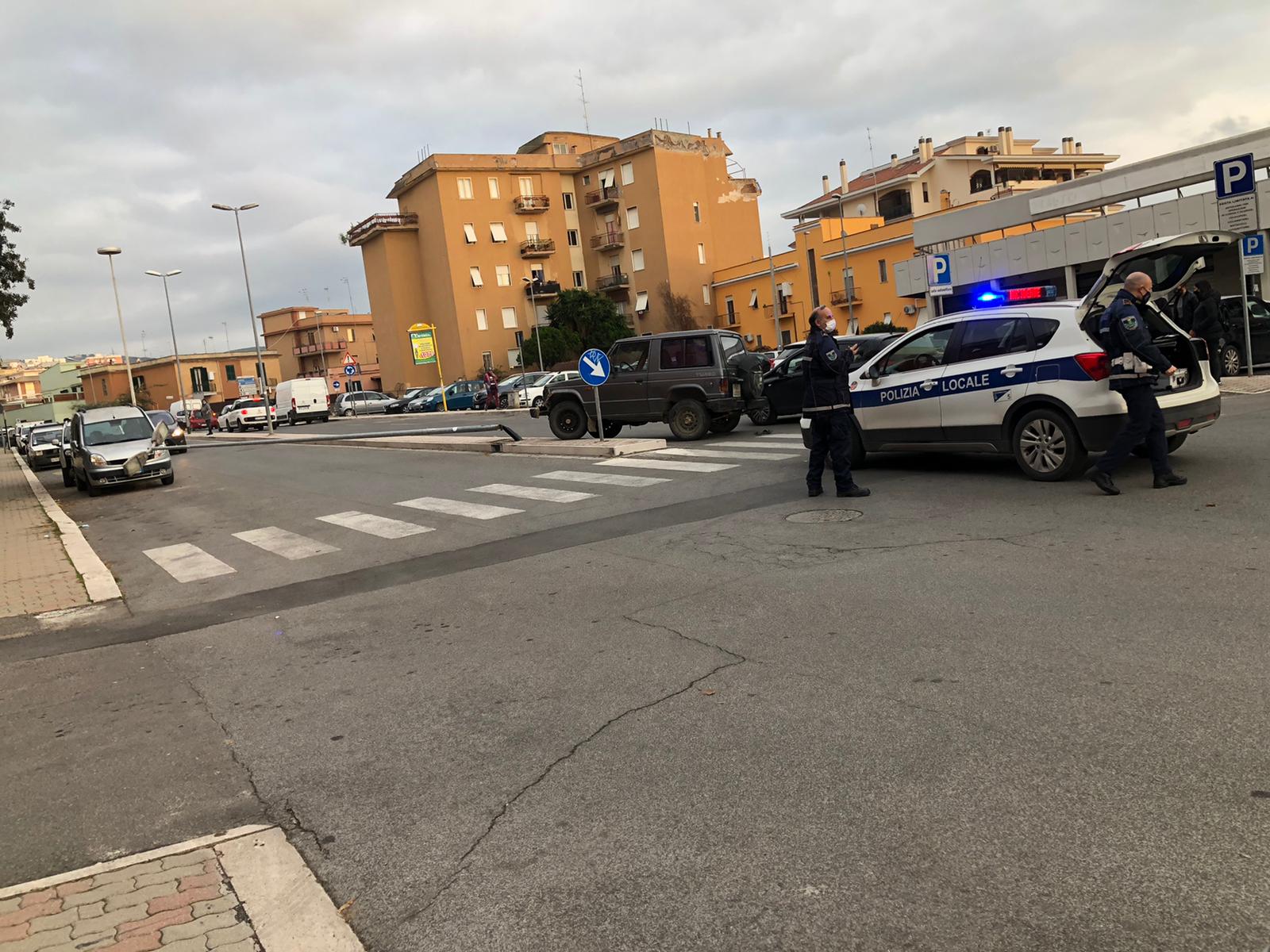 Perde il controllo del mezzo e abbatte un lampione