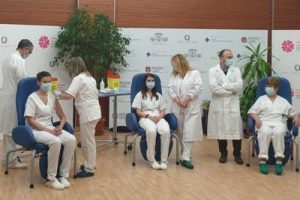 Vaccino Covid in Italia, primi vaccinati allo Spallanzani nel V-day