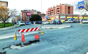 Via della Polveriera: buche e transenne da mesi. Residenti infuriati: ”Tedesco come Cozzolino”