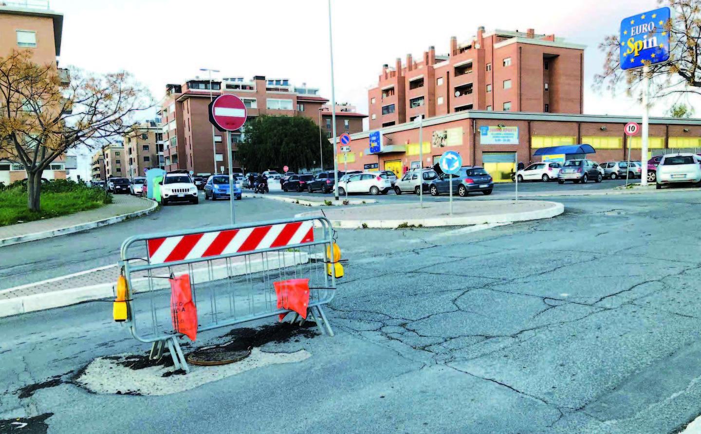 Via della Polveriera: buche e transenne da mesi. Residenti infuriati: ”Tedesco come Cozzolino”
