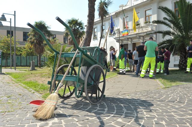 Civitavecchia – Cimitero di via Braccianese Claudia: conclusi gli interventi di manutenzione del verde per il decoro e l’accoglienza