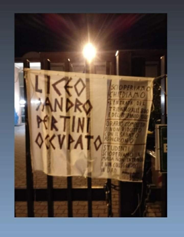 Lucchetti al Pertini, i rappresentanti d’istituto prendono le distanze