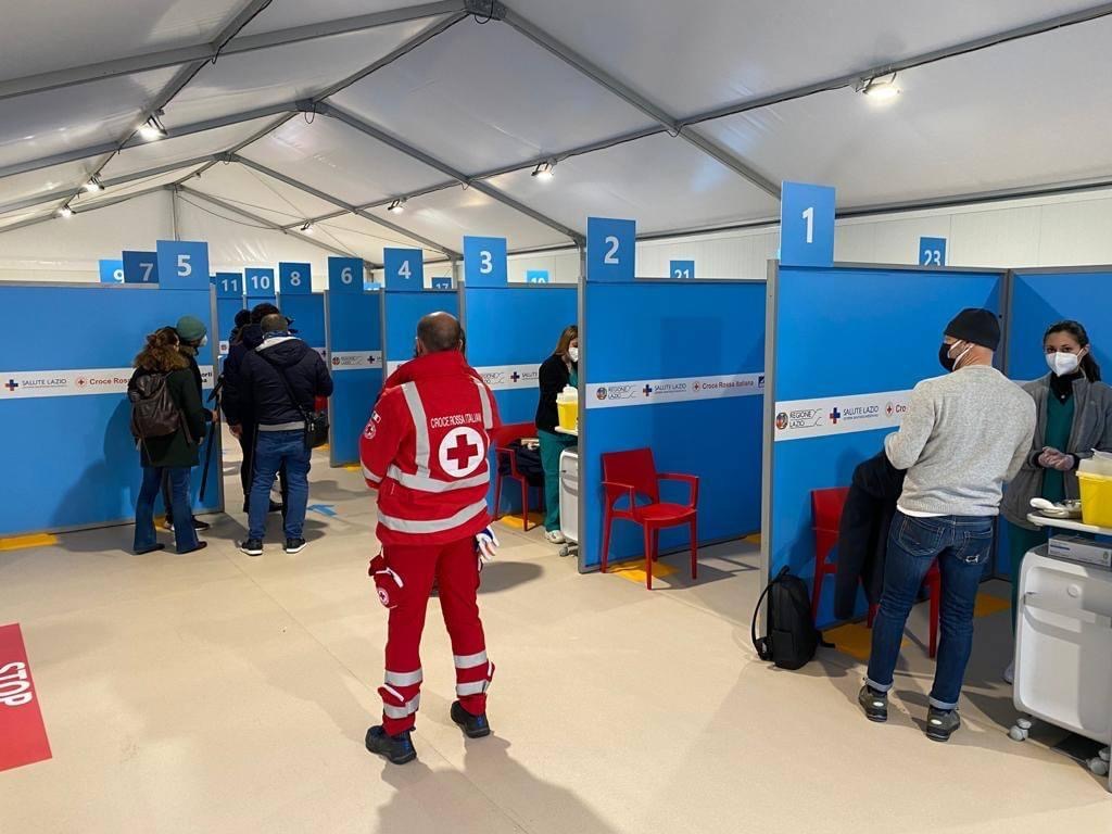 Covid, partita la somministrazione del vaccino AstraZeneca al centro di Fiumicino