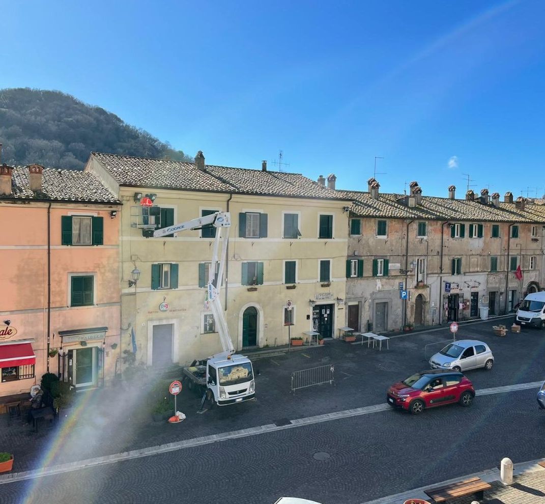 Nuova illuminazione per la piazza
 


di Allumiere: meno consumi e più luce