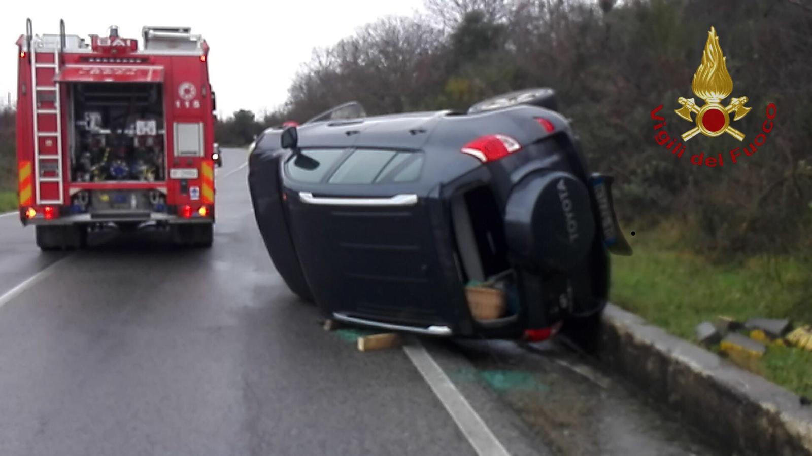 Fuori strada con l’auto sulla strada Sassicari: intervengono Vigili del fuoco e Polizia