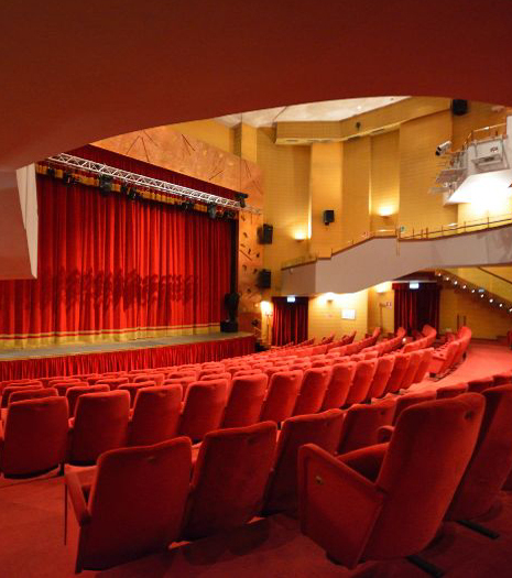 Sipari abbassati e sale chiuse