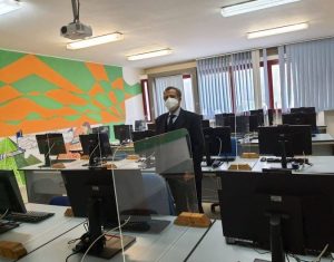 Carducci e Vignacce: computer,
 


armadi e poltroncine per la scuole