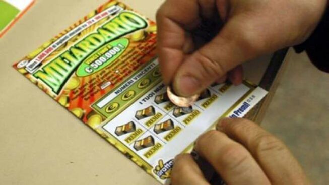 Ladispoli, vuole comprarsi il Gratta&Vinci col reddito di cittadinanza ma il tabaccaio si rifiuta