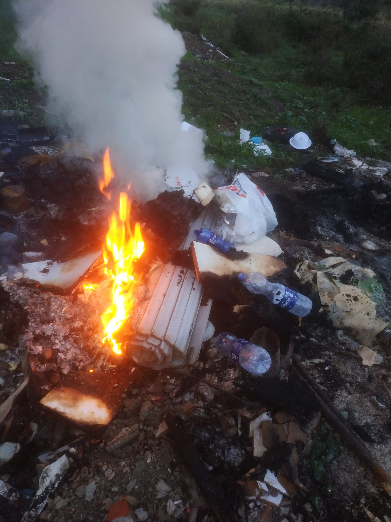 Bruciano rifiuti speciali in un campeggio: denunciati