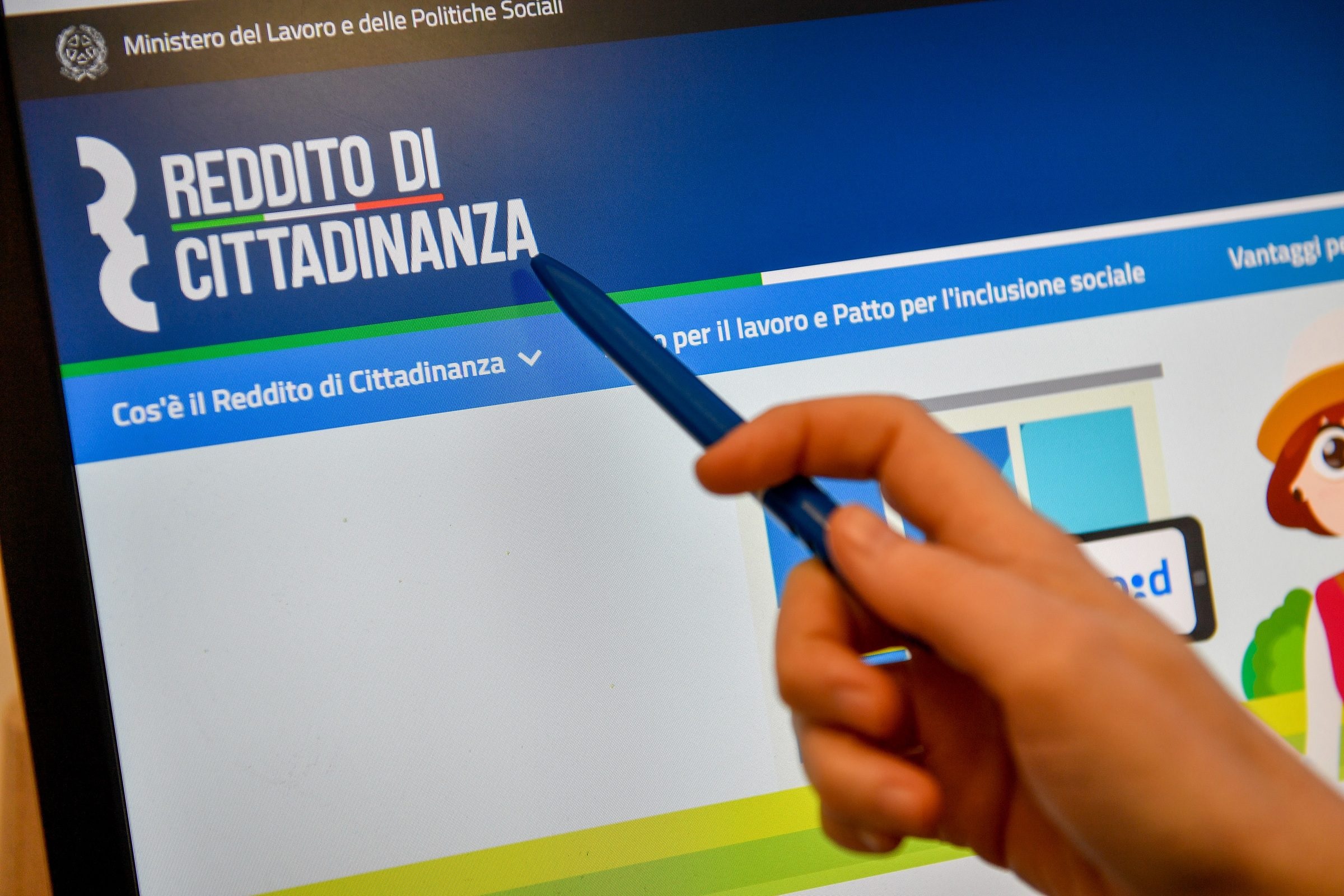 Ferentino – Prendevano reddito di cittadinanza ma facevano shopping invece di lavoro socialmente utile, denunciate