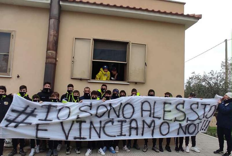 L’intera squadra unita per il compagno: “Io sono Alessio e vinciamo noi”